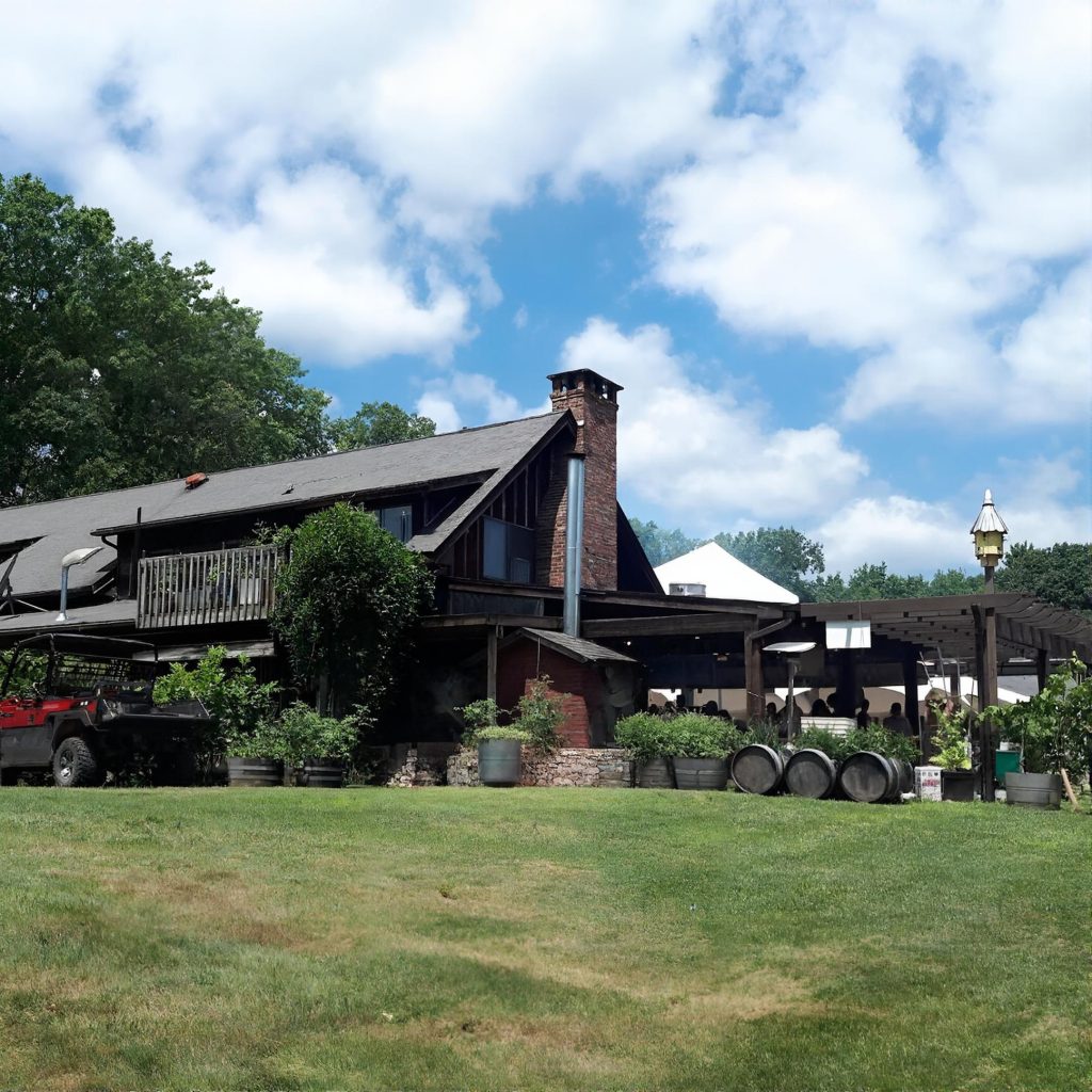 House and lawn at Benmarl Winery in the Hudson Valley during a chauffeured wine tasting tour from New York City.